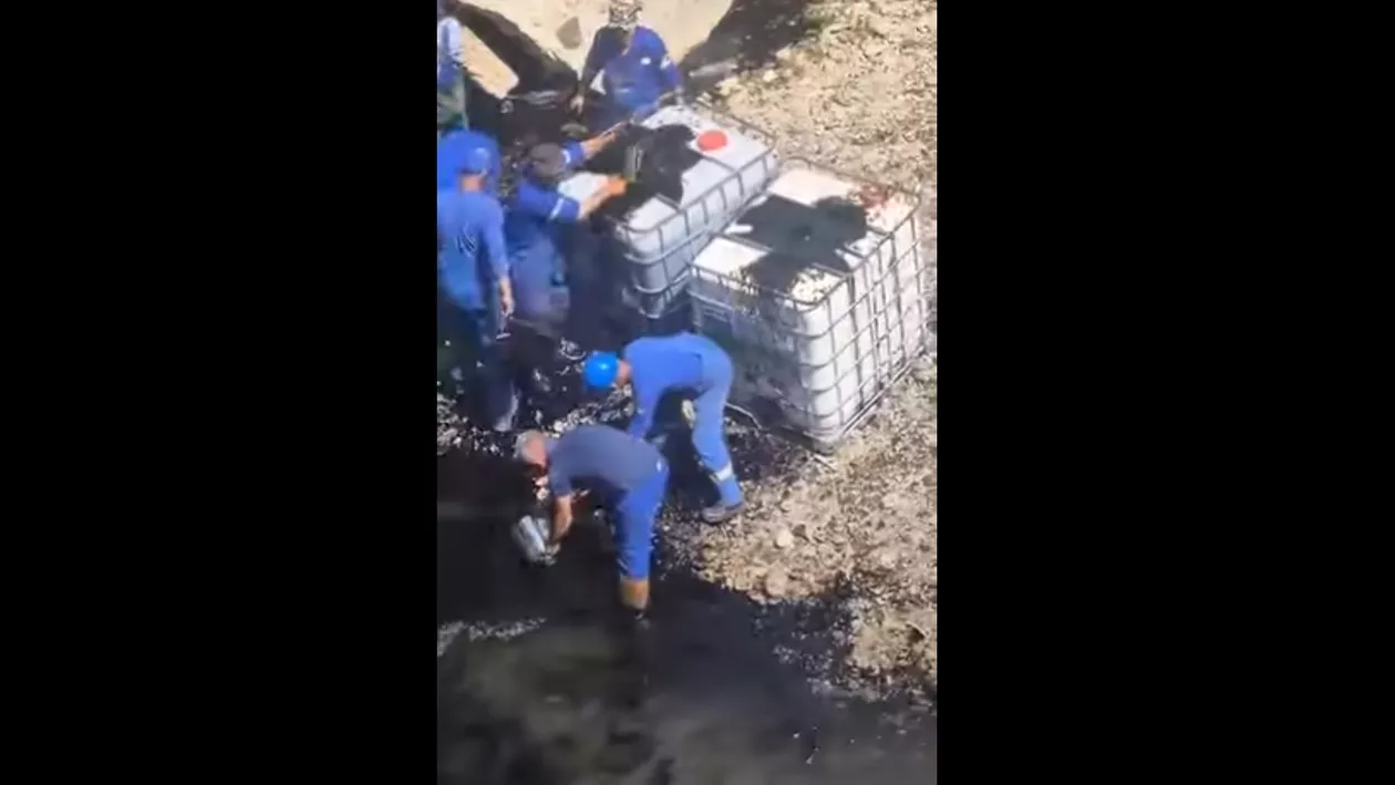 Poluare cu țiței în județul Bacău. O cantitate mare a ajuns în râul Tazlău din zona Moinești. Muncitorii de la OMV Petrom, filmați în timp ce scoteau petrolul cu găleata din râu (VIDEO)
