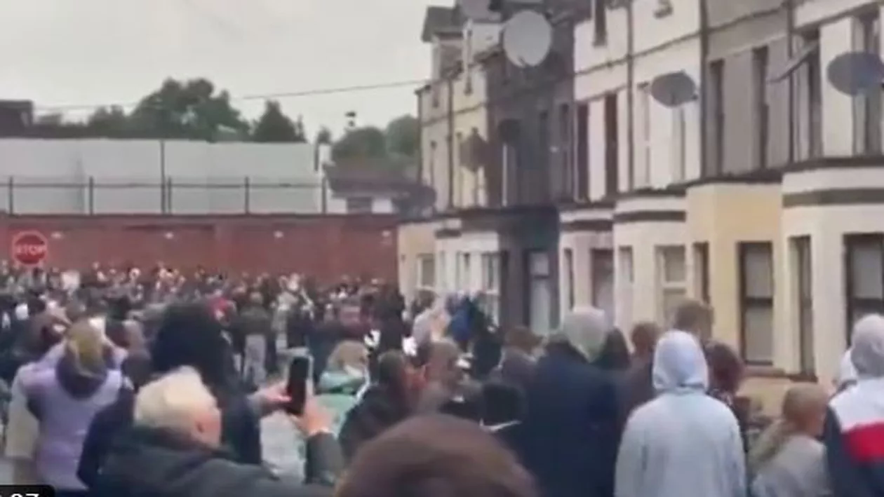 Proteste violente au izbucnit în Irlanda de Nord, după ce doi băieți români de 14 ani au fost puși sub acuzare pentru violarea unei adolescente (VIDEO)