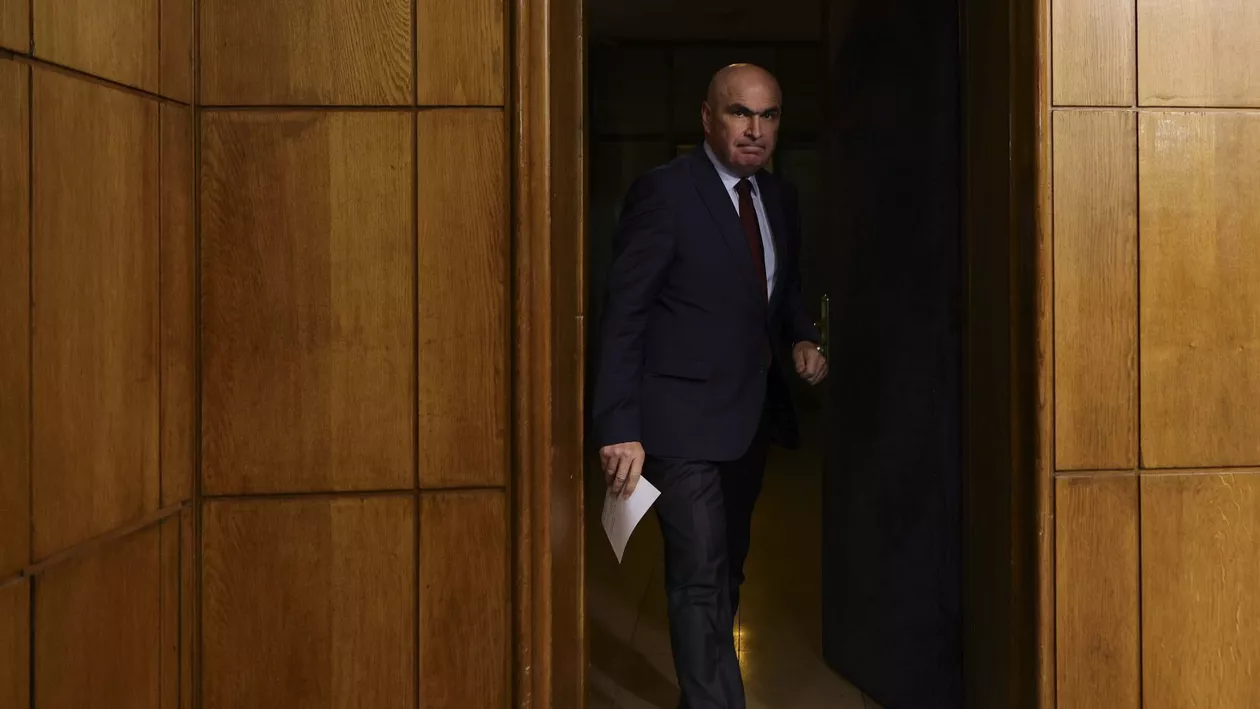 Ilie Bolojan a prezentat măsurile fiscale: „Propunem un pachet care urmărește să reducă acest deficit și să apropie cheltuielile de venituri” / TVA crește la 21% și la 11% / Pensiile mai mari de 3.000 de lei, taxate cu CASS / Subvențiile pentru partide vor fi reduse UPDATE