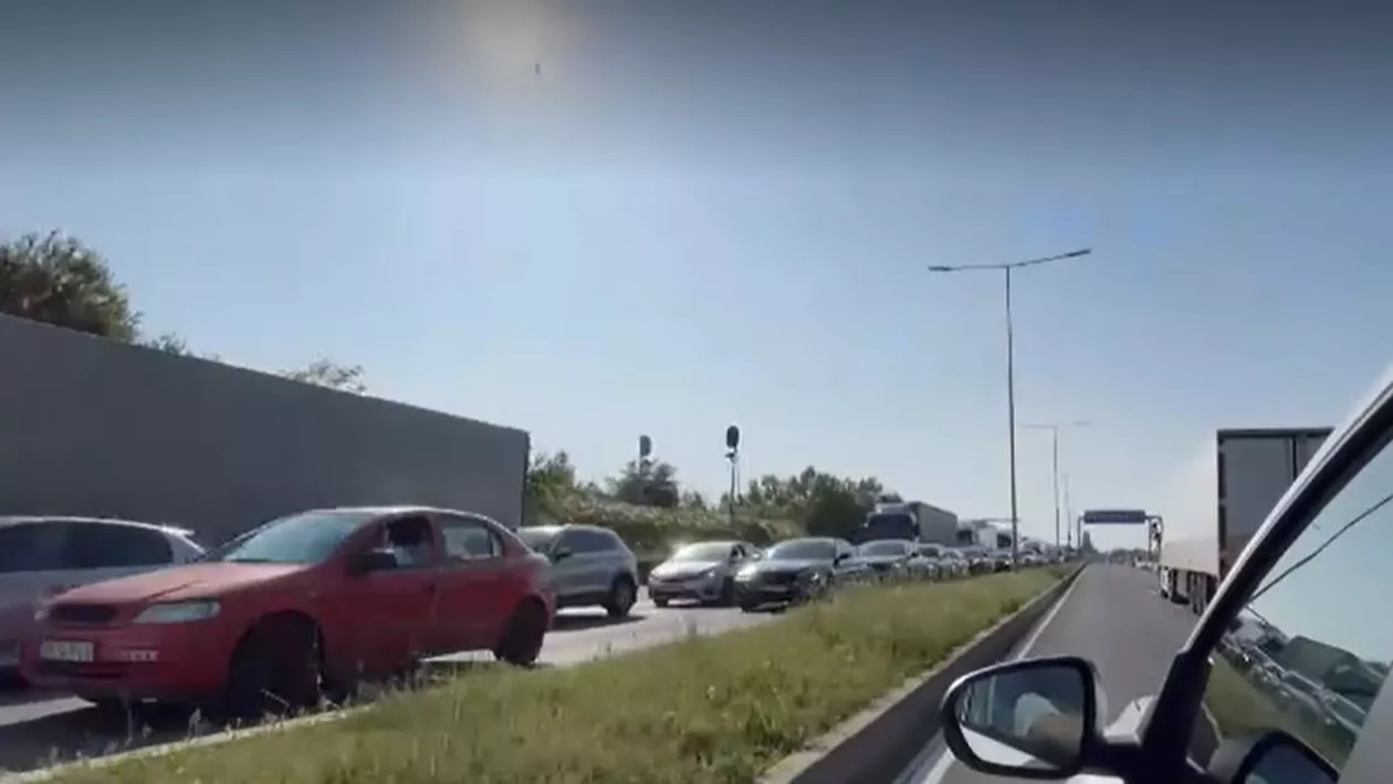 „Degeaba am intrat în Schengen”. Cozi uriașe la ieșirea din țară, pe podul de la Giurgiu. De peste 15 ani, autoritățile române nu sunt în stare să digitalizeze taxa de pod