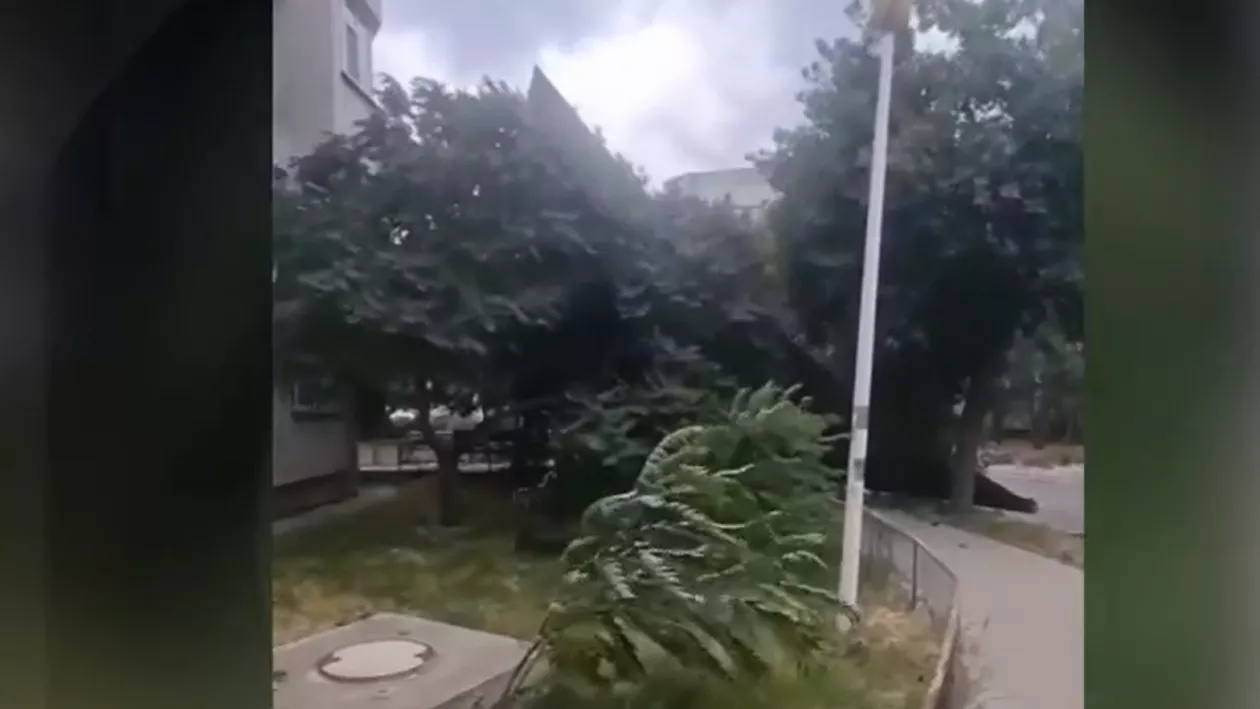 Furtunile au făcut prăpăd în mai multe zone din România. Un tânăr de 18 ani a murit după ce un fulger i-a lovit casa