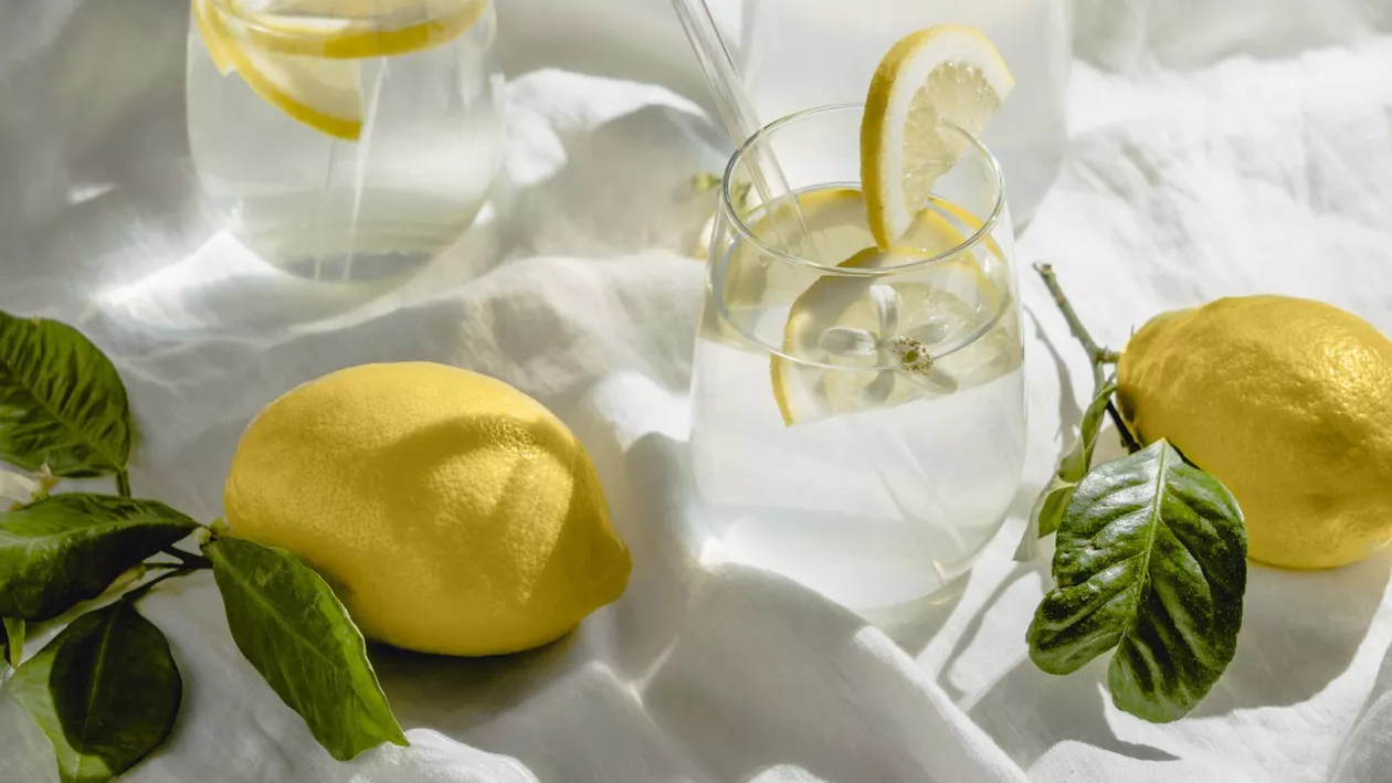 Cum îți pot sprijini sănătatea oțetul de mere și apa cu lămâie. Ce băutură e mai eficientă