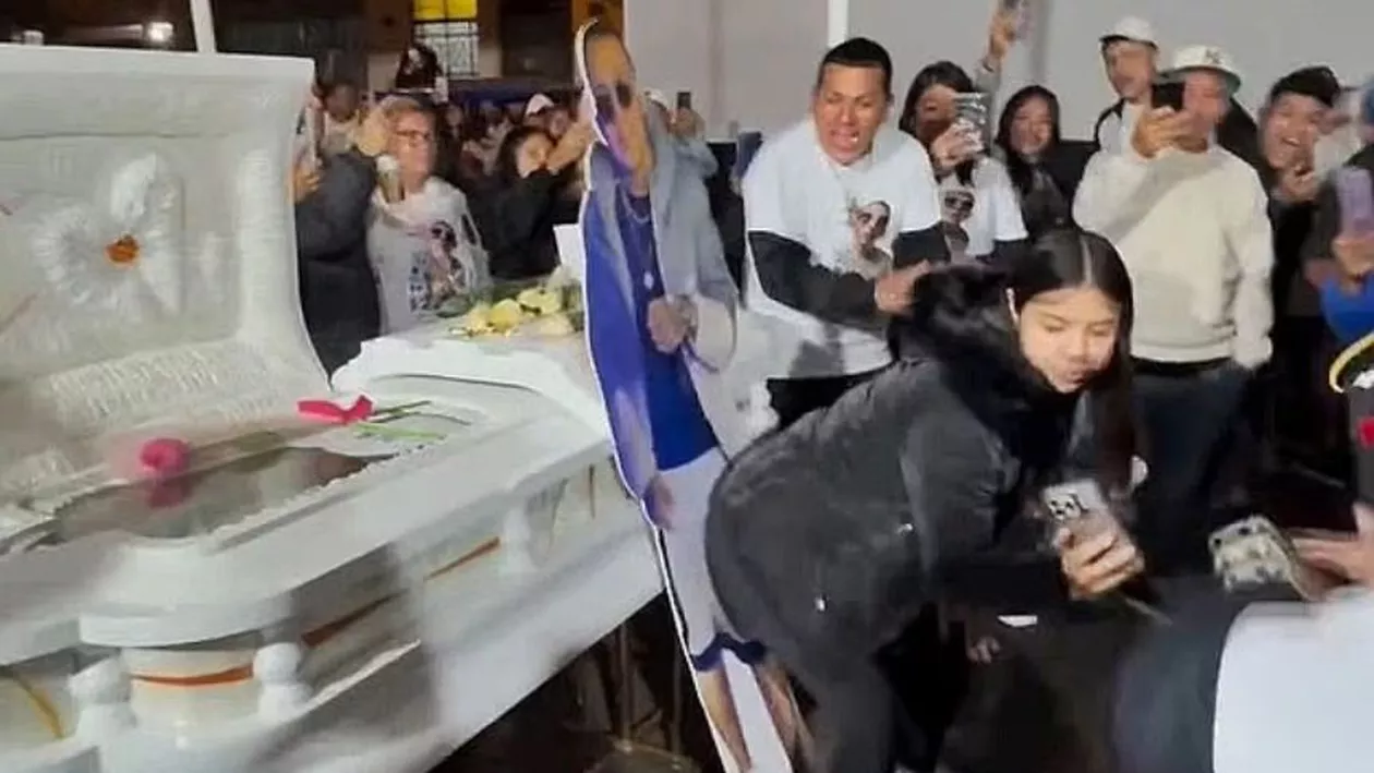 Imagini șocante la o înmormântare. O văduvă a fost filmată în timp ce dansa provocator pe sicriul deschis al soțului