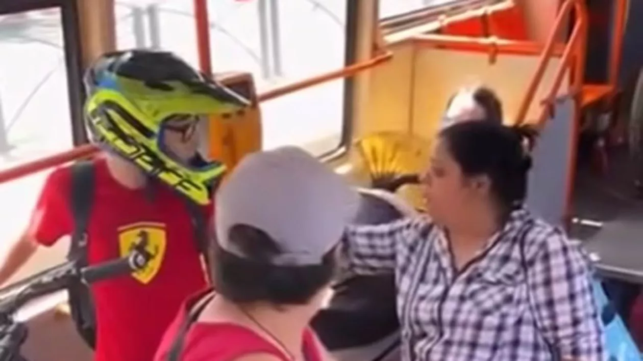VIRAL. Reacția unui adolescent agresat de o femeie în tramvai: „Două generații, două educații” (VIDEO)