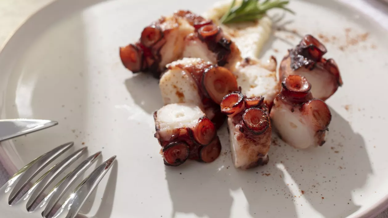 Cât a plătit un român pentru o porție de caracatiță în Thassos? Nu s-a săturat, așa că și-a luat și un burger