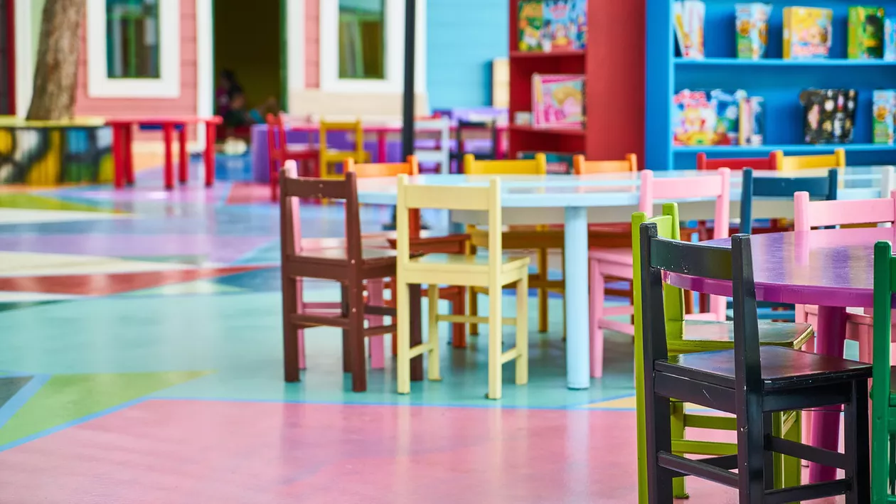 Anchetă la o grădiniță din Satu Mare, după ce copiii au fost îmbrăcați în uniforme similare cu cele din comunism