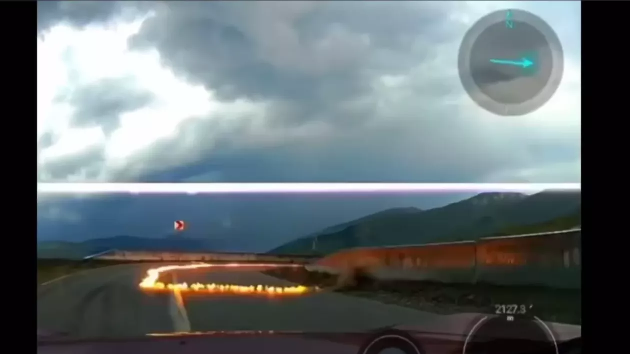 Momentul în care un fulger a lovit șoseaua chiar în fața unui autoturism care se deplasa pe Transalpina (VIDEO)