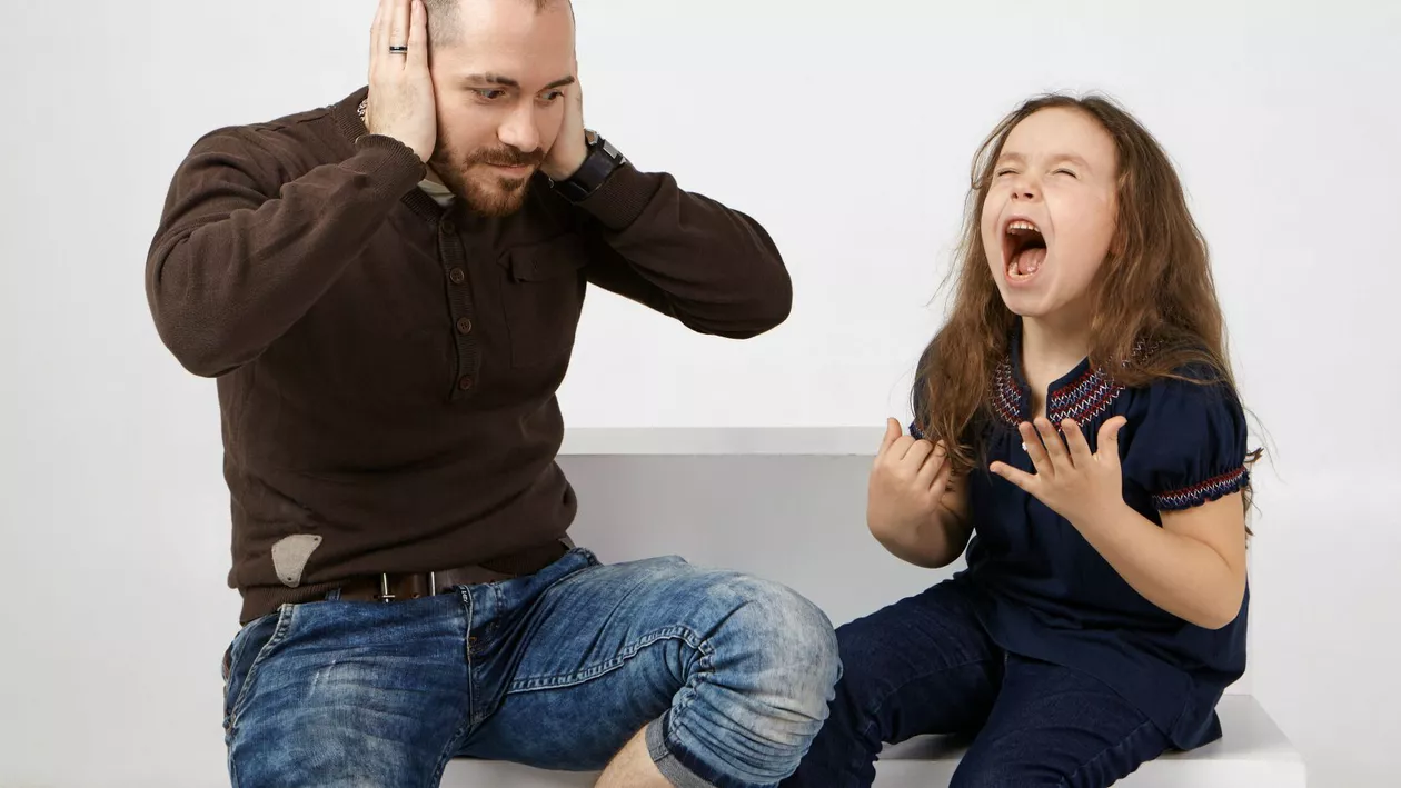 Sfaturile unui expert în parenting: „Azi, părintele fie cocoloșește și spală șosete până la 18 ani, fie trece în extrema cealaltă, își pierde cumpătul”. Ce e de făcut