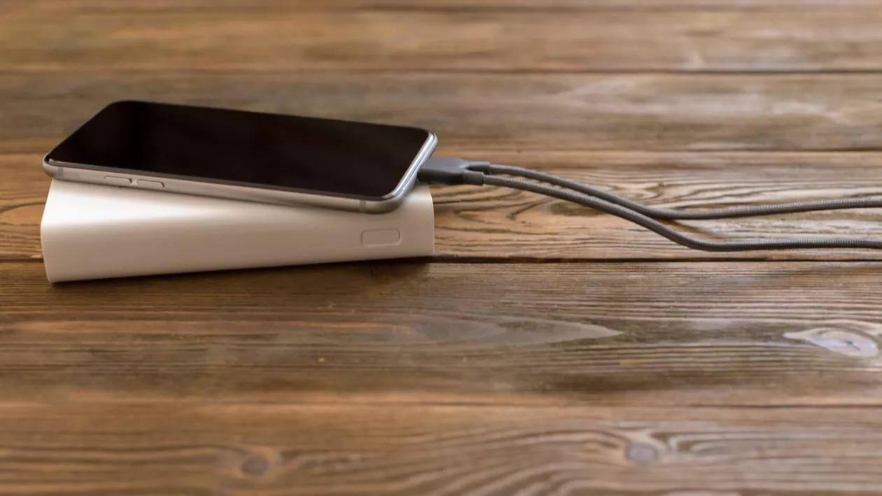 Incident grav: O baterie externă de telefon mobil a explodat, după ce s-a încins în timpul încărcării. Cinci persoane au fost rănite