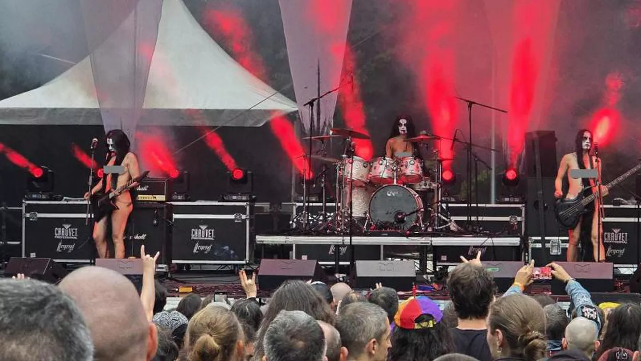 Cântărețele unei trupe rock s-au dezbrăcat complet, pe scenă, la un festival în Râșnov. Publicul, șocat de prestația acestora (FOTO)
