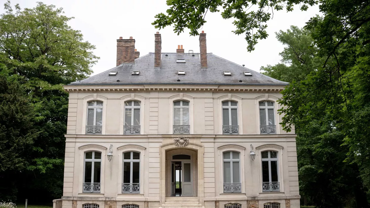 Vila lui Karl Lagerfeld s-a vândut la licitație. Prețul plătit de noul proprietar