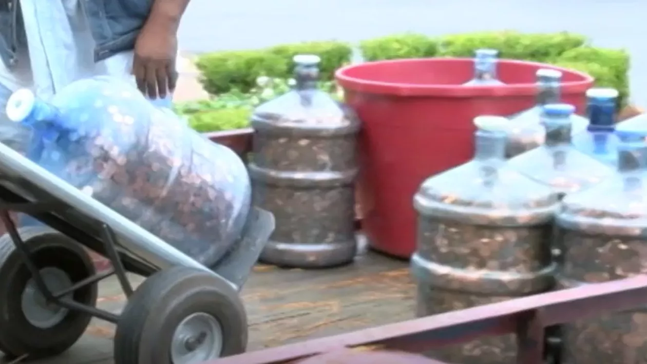 Un bărbat a adunat mărunțiș timp de 45 de ani, apoi s-a dus cu el la bancă. Ce sumă a încasat