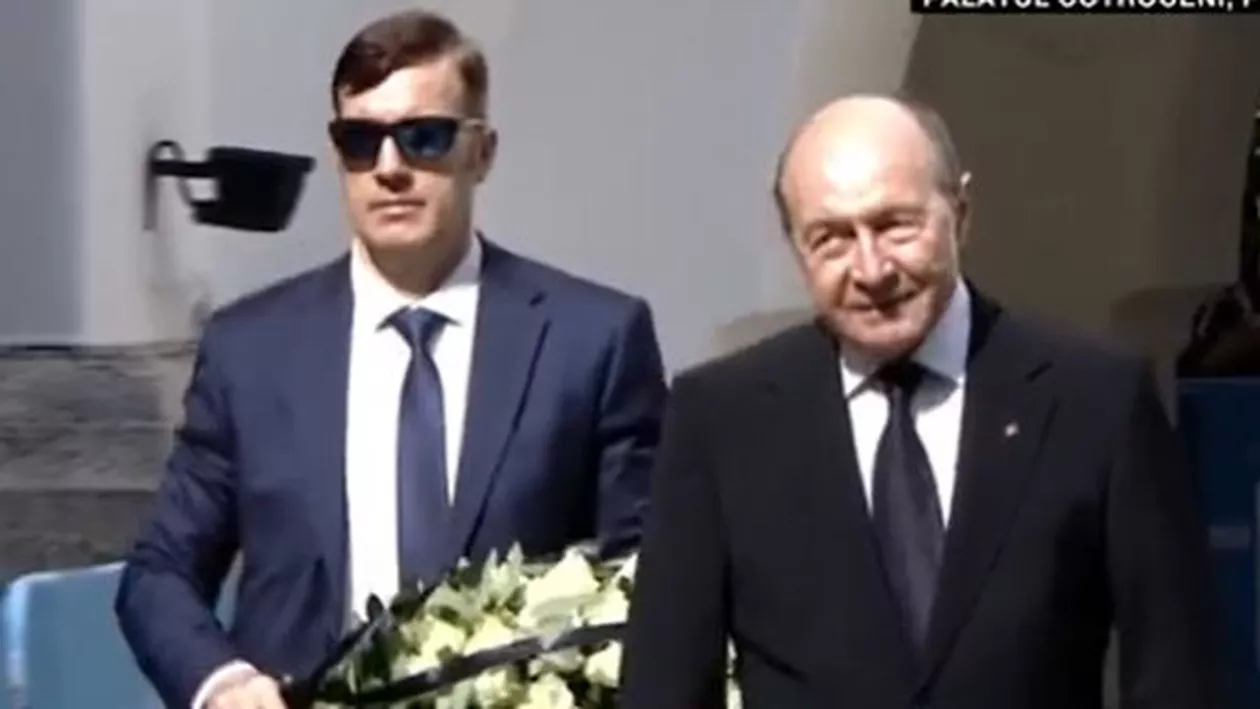 Traian Băsescu i-a adus un ultim omagiu lui Ion Iliescu / Gestul făcut de fostul președinte (VIDEO)