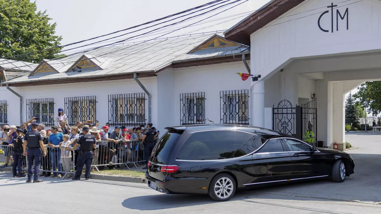 Ce-a primit lumea în pungi, de pomană, la înmormântarea lui Ion Iliescu. Pachețelele, pregătite în detaliu