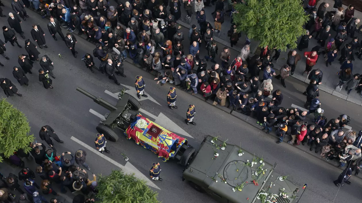 Sicriul lui Ion Iliescu a fost așezat pe același afet de tun ca și cel al Regelui Mihai, în 2017. Fostul președinte, condus pe ultimul drum cu onoruri militare (FOTO)