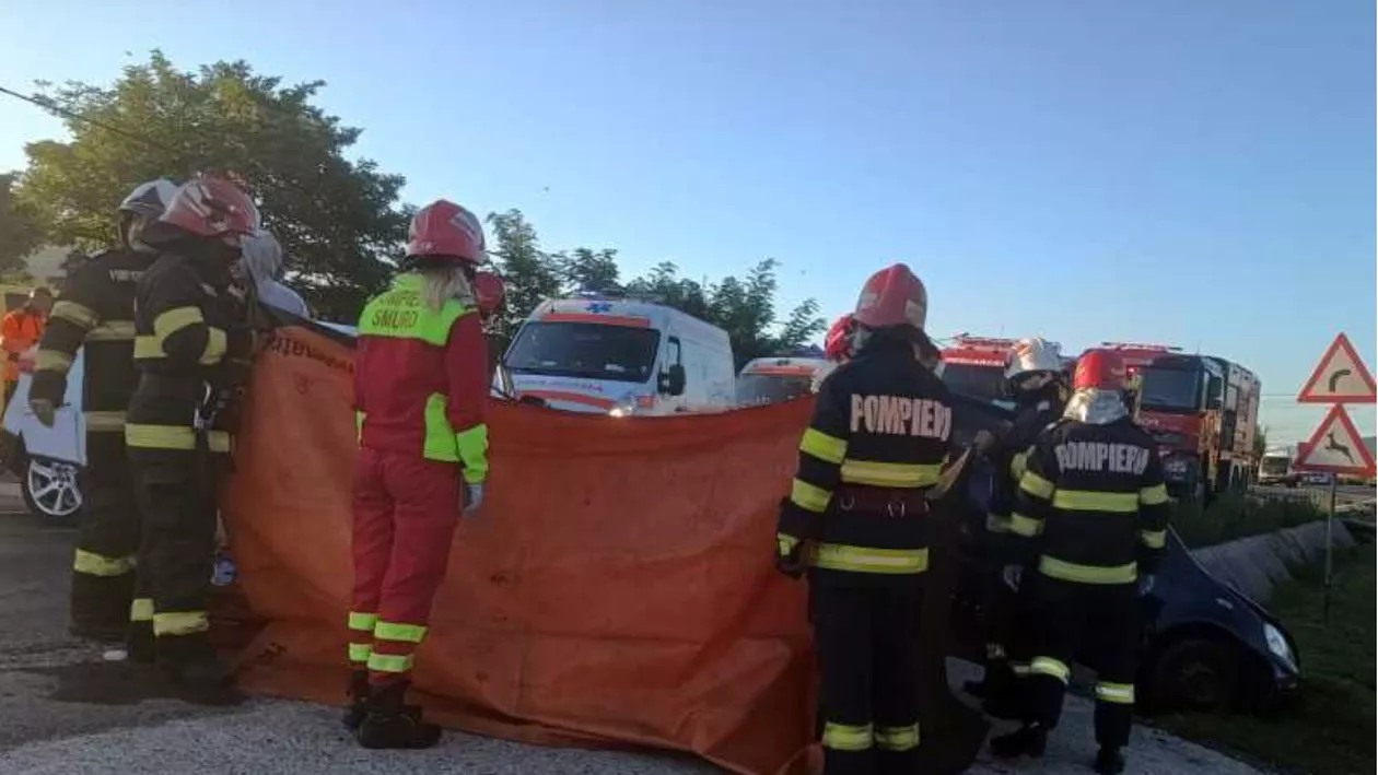 Accident grav, la Gura Văii. Un copil de trei ani a fost proiectat prin parbriz. În ce stare se află