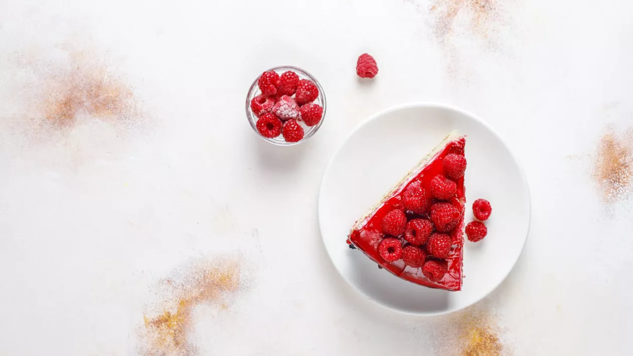 Prăjitură cu zmeură, răcoritoare și ușor de preparat. Nu conține făină, ouă sau zahăr rafinat