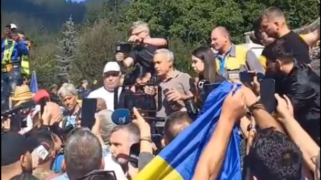 Voluntarii aduși de Călin Georgescu la Broșteni, revoltați că nu au primit de mâncare: „Au lopeți, au tot ce le trebuie, dar nu au pus mâna să facă ceva