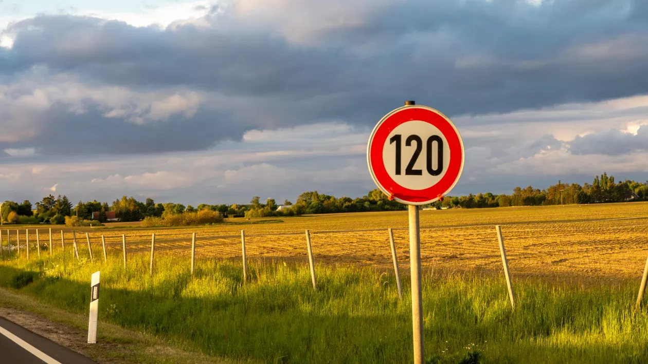 Un șofer a fost prins circulând cu 321 km/h pe o autostradă din Germania. Cu cât a fost amendat