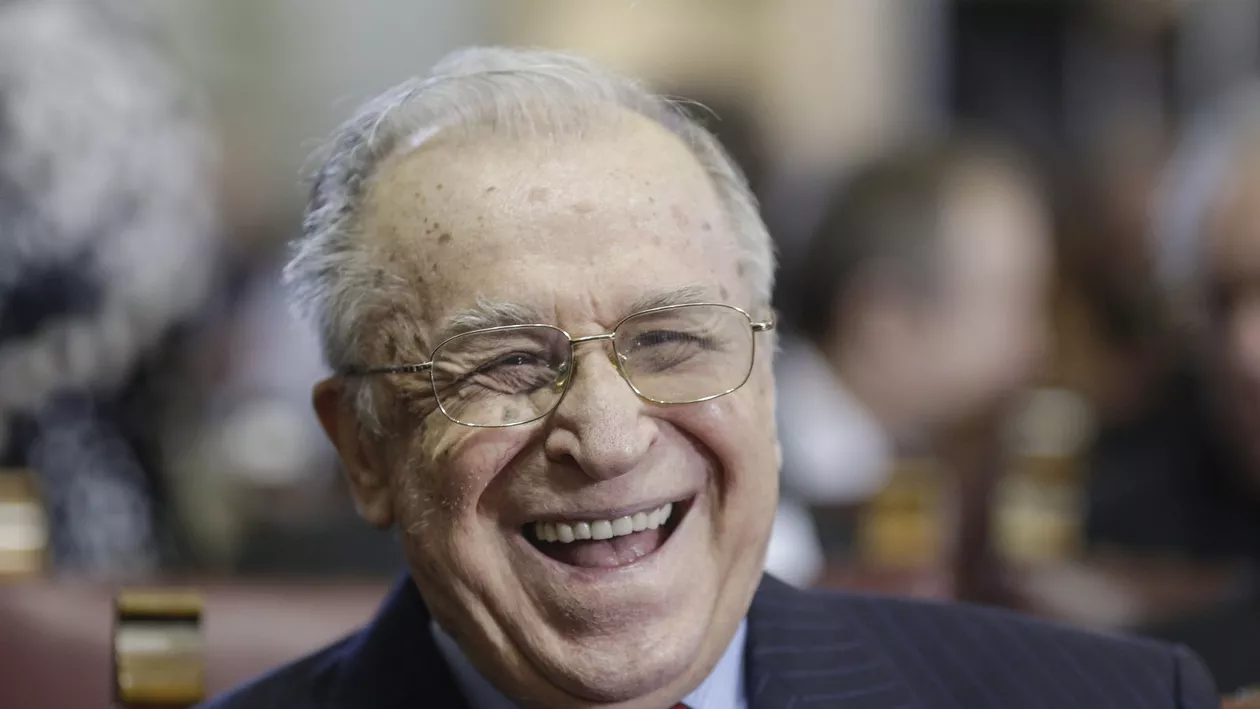 Prețul uriaș pe care îl cere o româncă pentru autobiografia lui Ion Iliescu. Cartea are semnătura fostului președinte