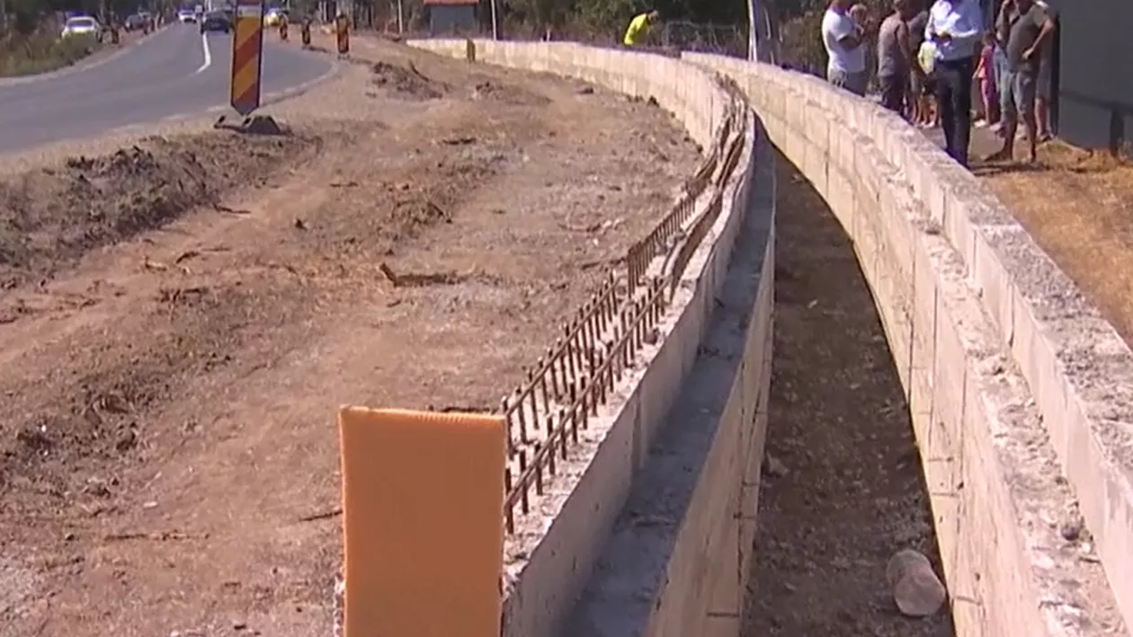 Un zid de aproape un metru a fost construit în fața mai multor curți din Dâmbovița. Cum a răspuns constructorul celor care i-au cerut explicații