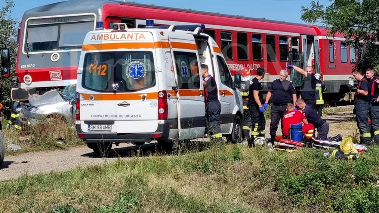 Mașină lovită de tren și târâtă pe șine 20 de metri, la Satu Mare. Un bărbat a decedat
