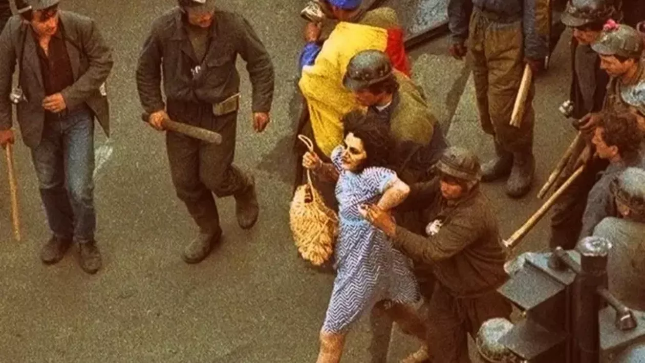 Femeia în rochie albastră, bătută de mineri în 1990, rupe tăcerea chiar în ziua în care Iliescu a fost înmormântat: “Nu mă gândeam că o să mănânc o așa bătaie”. A povestit cum s-a întâmplat totul