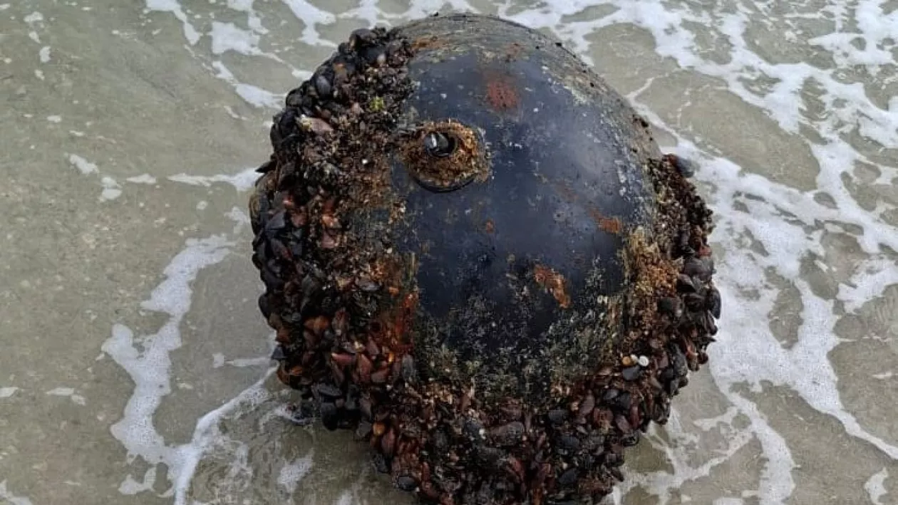 Panică la malul Mării Negre. Mină marină descoperită pe plaja din Vadu
