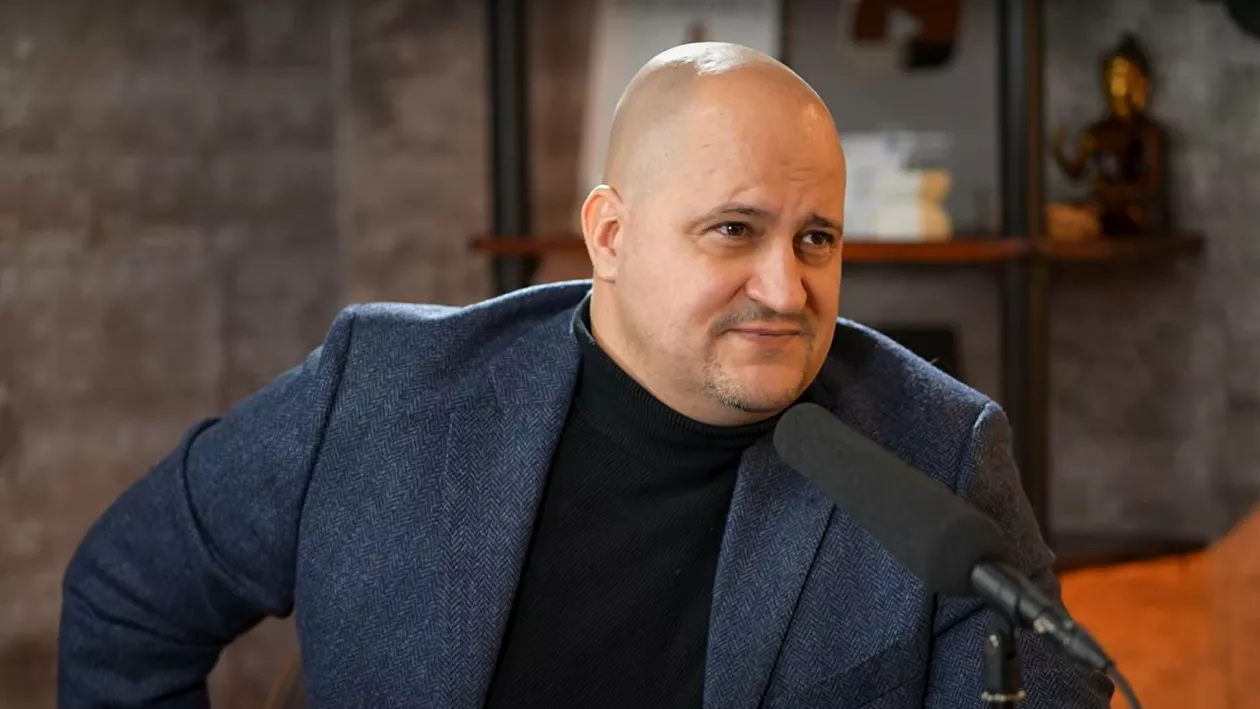 „Nu a fost comod la pușcărie și l-au dat afară”. Șerban Huidu, ironizat de o ispită de la Insula Iubirii