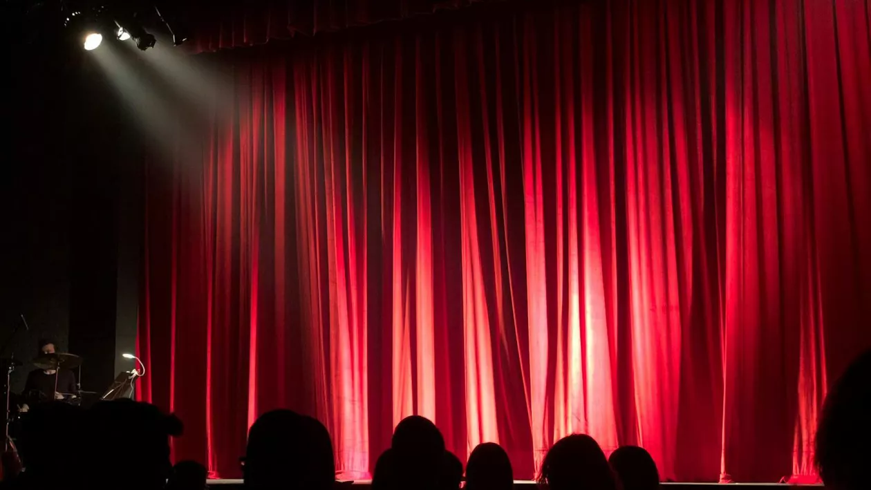 Marketing cultural: cum vinzi biletul de teatru fără să trădezi arta