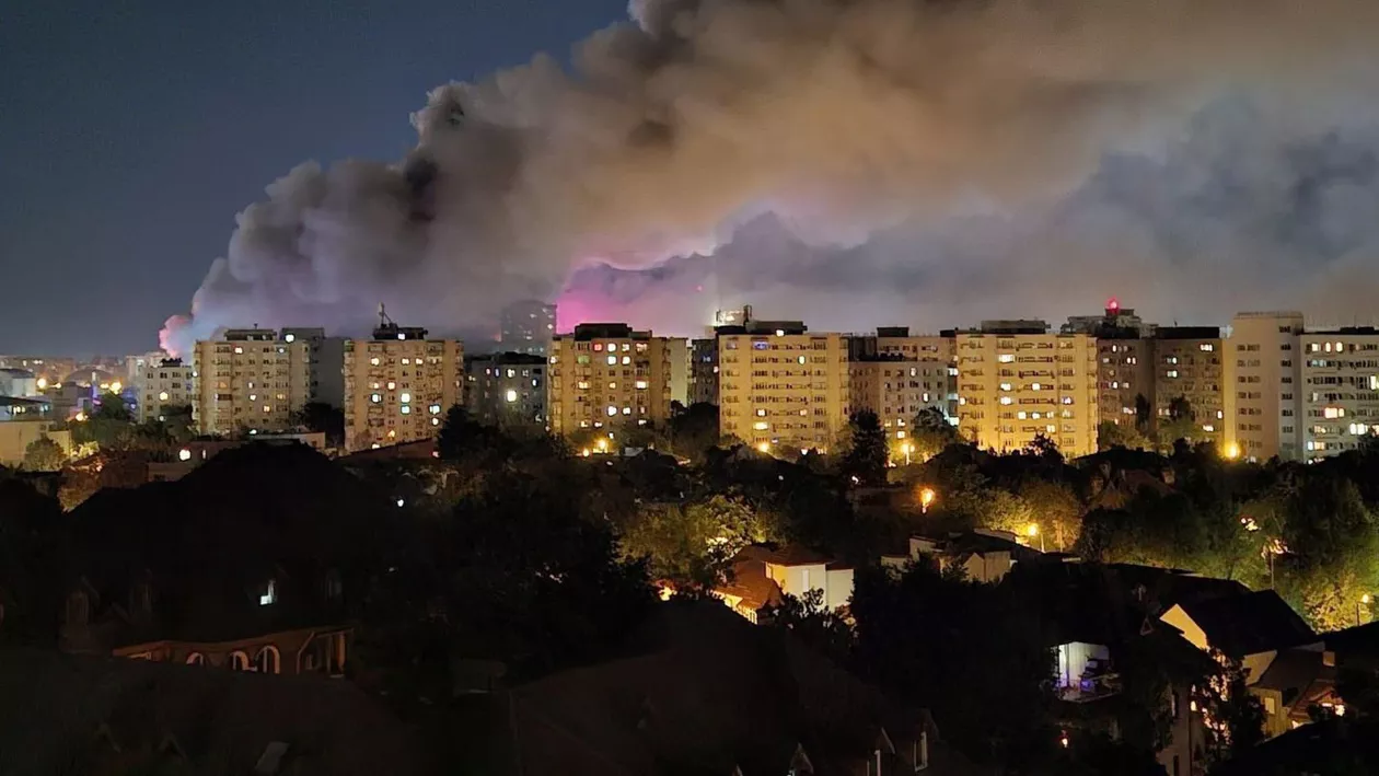 Incendiu puternic la depozitul Antrefrig din Sectorul 2. Autoritățile au emis mai multe mesaje RO-Alert. Recomandările Ministerului Sănătății. Nivelul de poluare a crescut de peste șapte ori în zonă  UPDATE