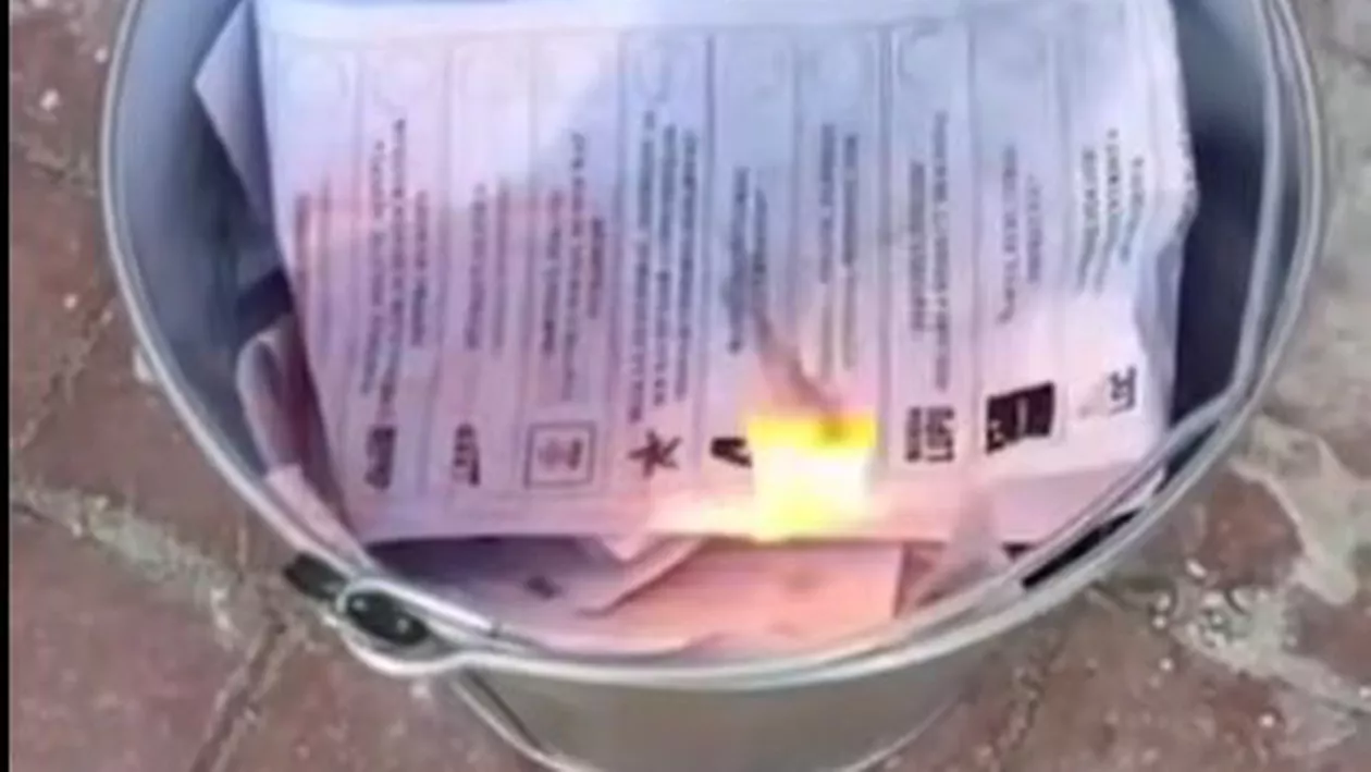 O nouă campanie de dezinformare în Republica Moldova: Falsuri cu buletine de vot în flăcări / Anunțul Guvernului de la Chișinău