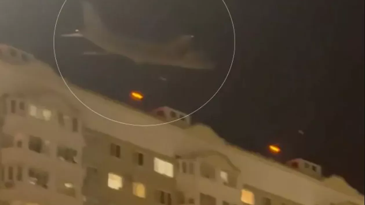 Unul dintre cele mai mari avioane de marfă din lume s-a apropiat la câțiva metri de un bloc de apartamente pentru a evita un roi de drone