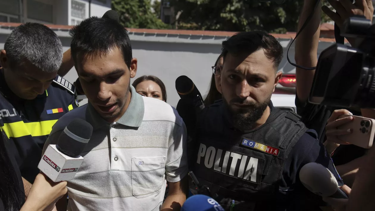 Tânărul care a atacat un livrator asiatic în București susține că a fost „manipulat”. Ce a spus mama lui, ajunsă și ea la Parchet