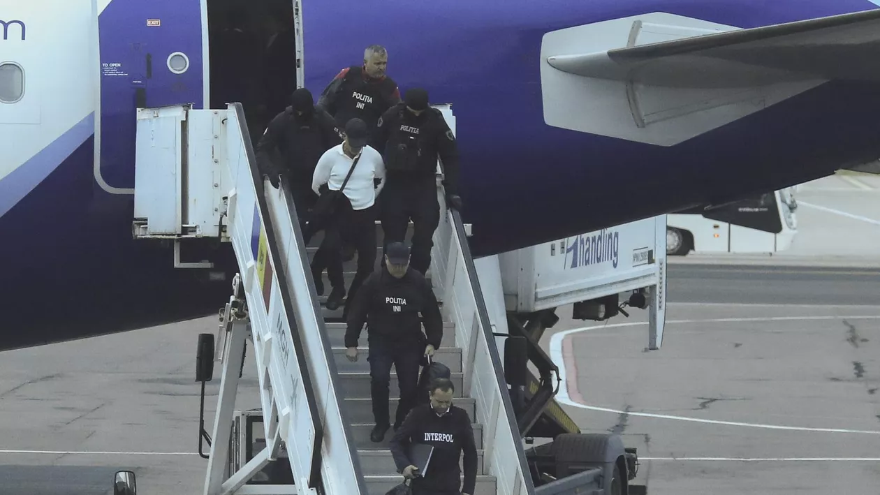 Vlad Plahotniuc, adus încătușat în Chișinău. Oligarhul acuzat de „furtul secolului” în Republica Moldova a fost extrădat de Grecia (VIDEO, GALERIE FOTO)