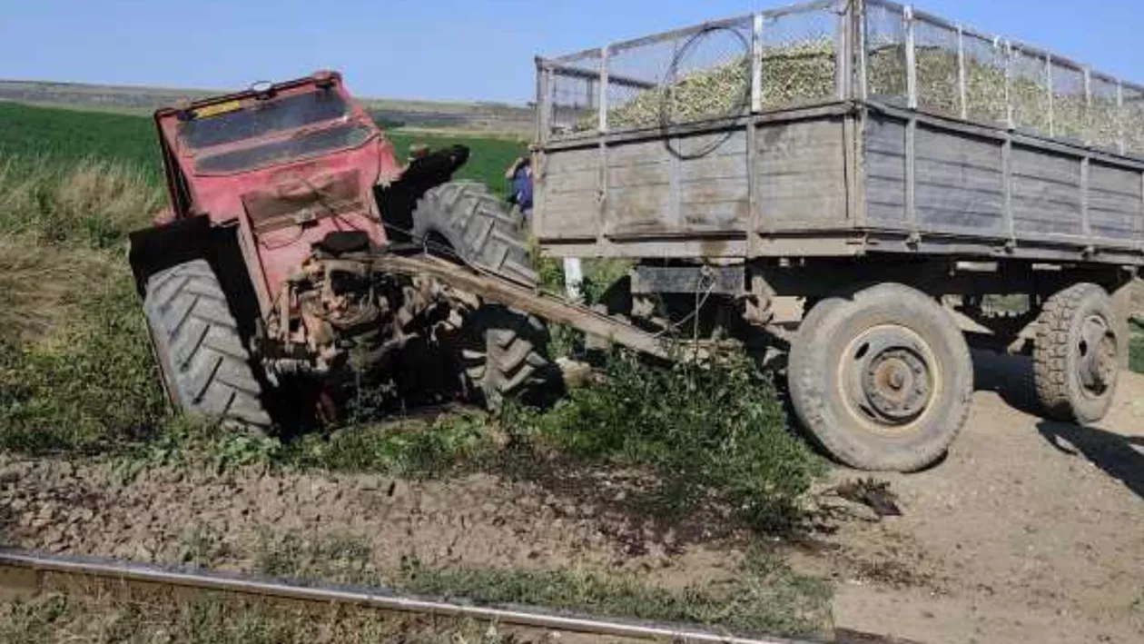 Accident între un tractor cu remorcă și un tren, în care se aflau 50 de persoane. Ce au declarat autoritățile