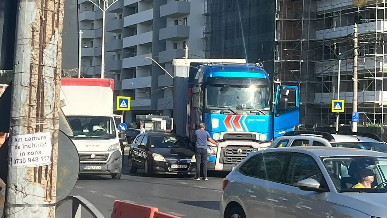 Accident rutier în apropiere de stația de metrou Păcii din București. Un TIR a intrat în coliziune cu un autoturism. Traficul este îngreunat în zonă, se circulă bară la bară (FOTO)