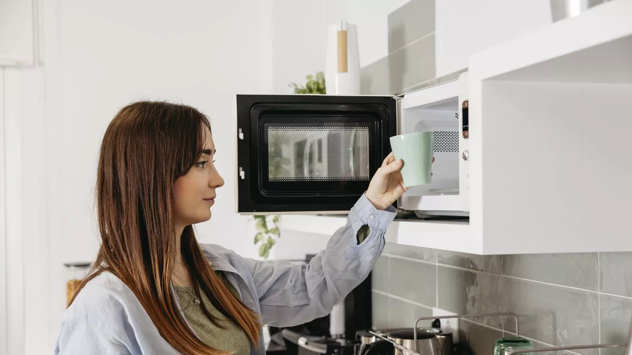 Sunt sau nu periculoase alimentele reîncălzite în cuptorul cu microunde. Ce spun experții în nutriție