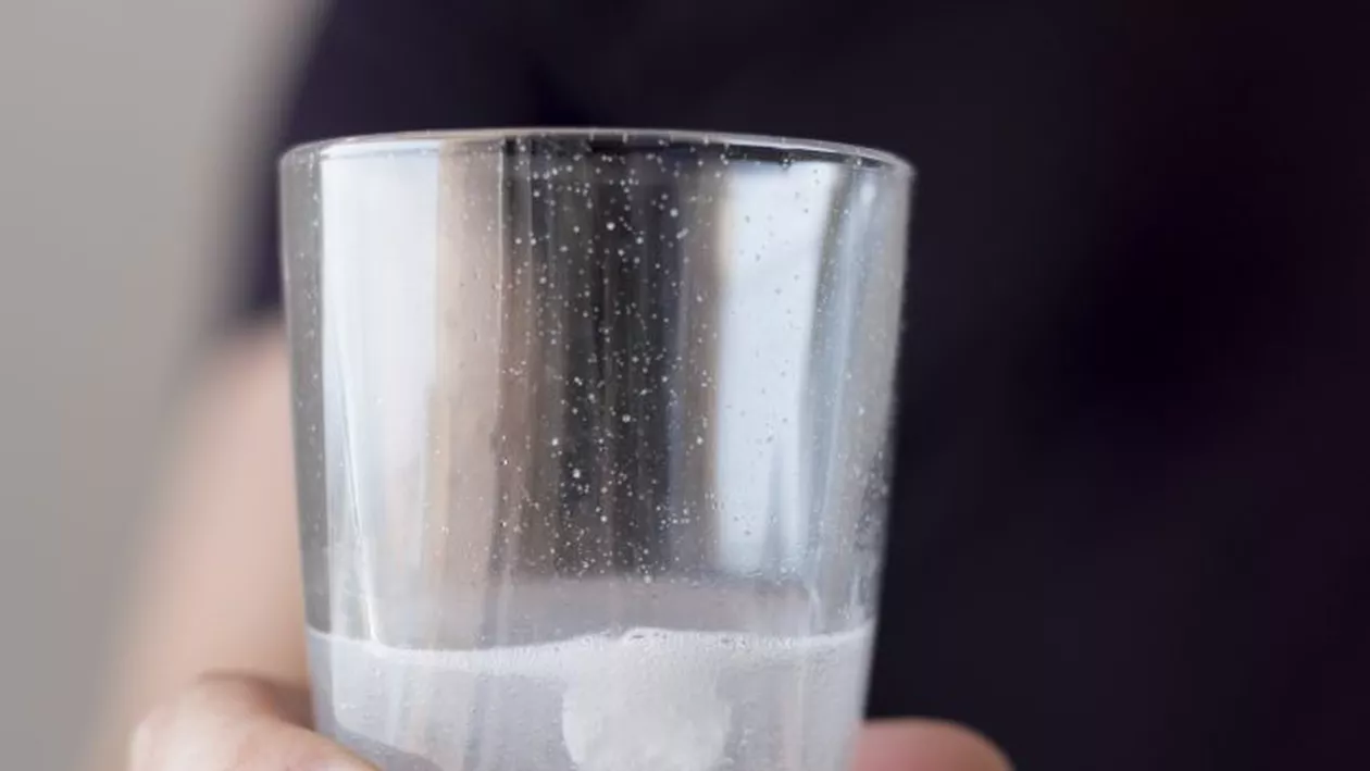 Este apa cu sare un beneficiu pentru sănătatea noastră. Ce spun specialiștii despre acest obicei