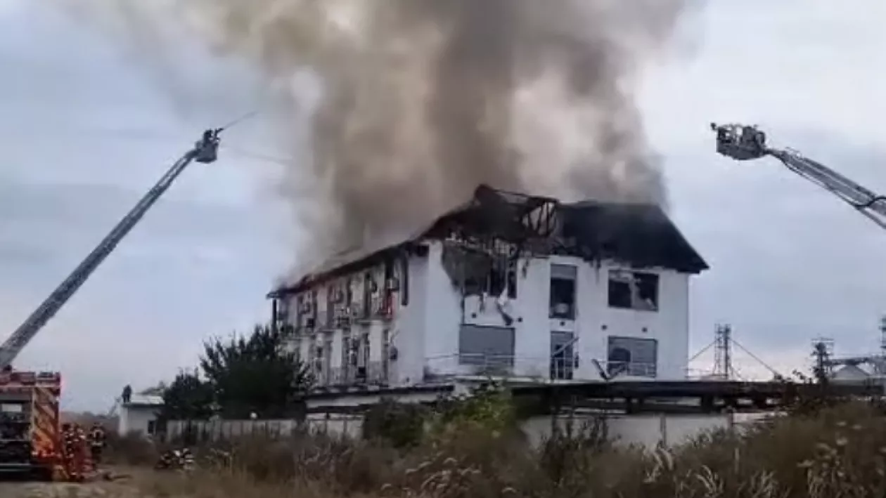 Incendiu violent la un hotel din Prahova. Echipele de pompieri au descoperit două victime. UPDATE