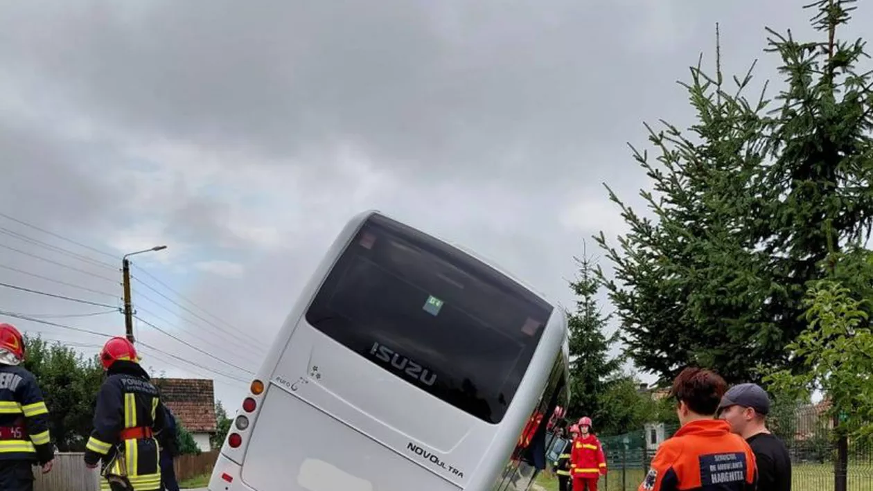Autobuz cu 26 de pasageri, suspendat în șanț. Ce s-a întâmplat