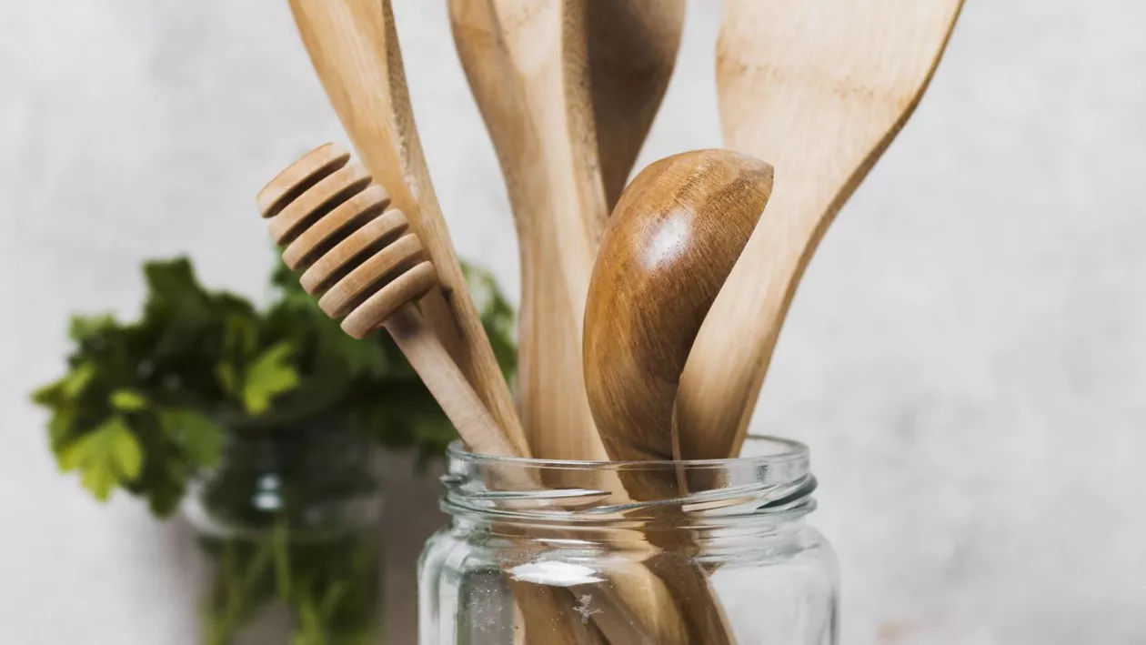 Ustensilele din lemn, alternativa sănătoasă la plastic. Cum le întreții corect ca să reziste ani de zile