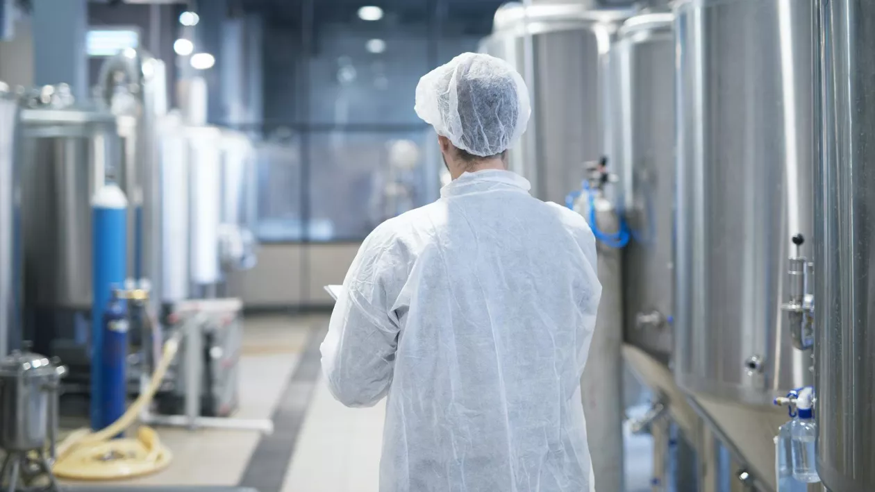 Actor de la Hollywood, în vizită la o fabrică de eugenii din România. Angajatele, în extaz: „Vai, e frumos”