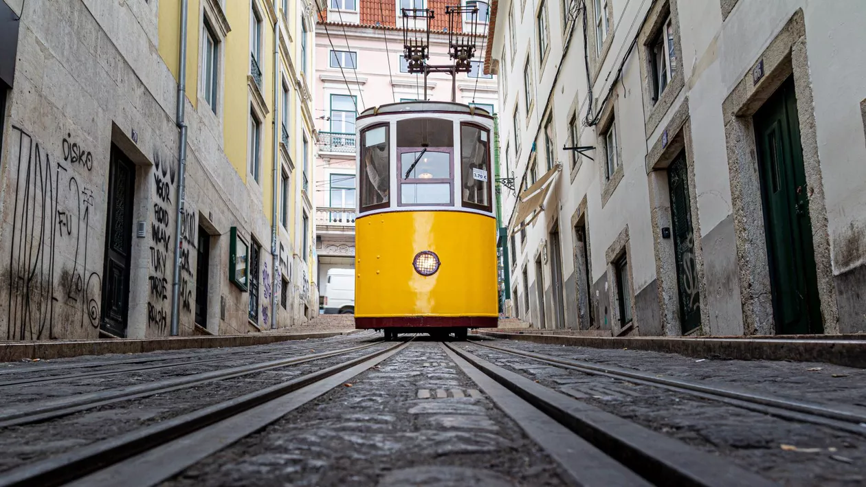 Tragedie pe funicularul Gloria din Lisabona. Trei oameni au murit, alți 20 au fost răniți într-un accident