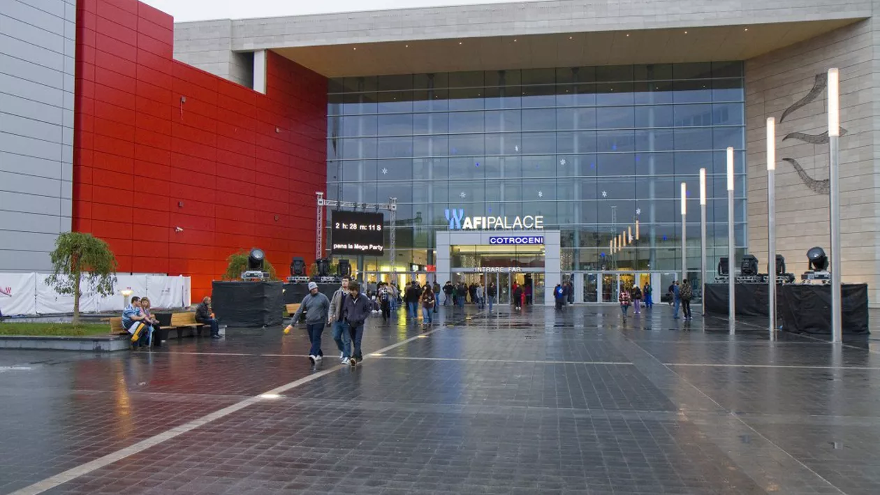 Panică în cel mai mare mall din Capitală. Zeci de clienți au fost evacuați (VIDEO)