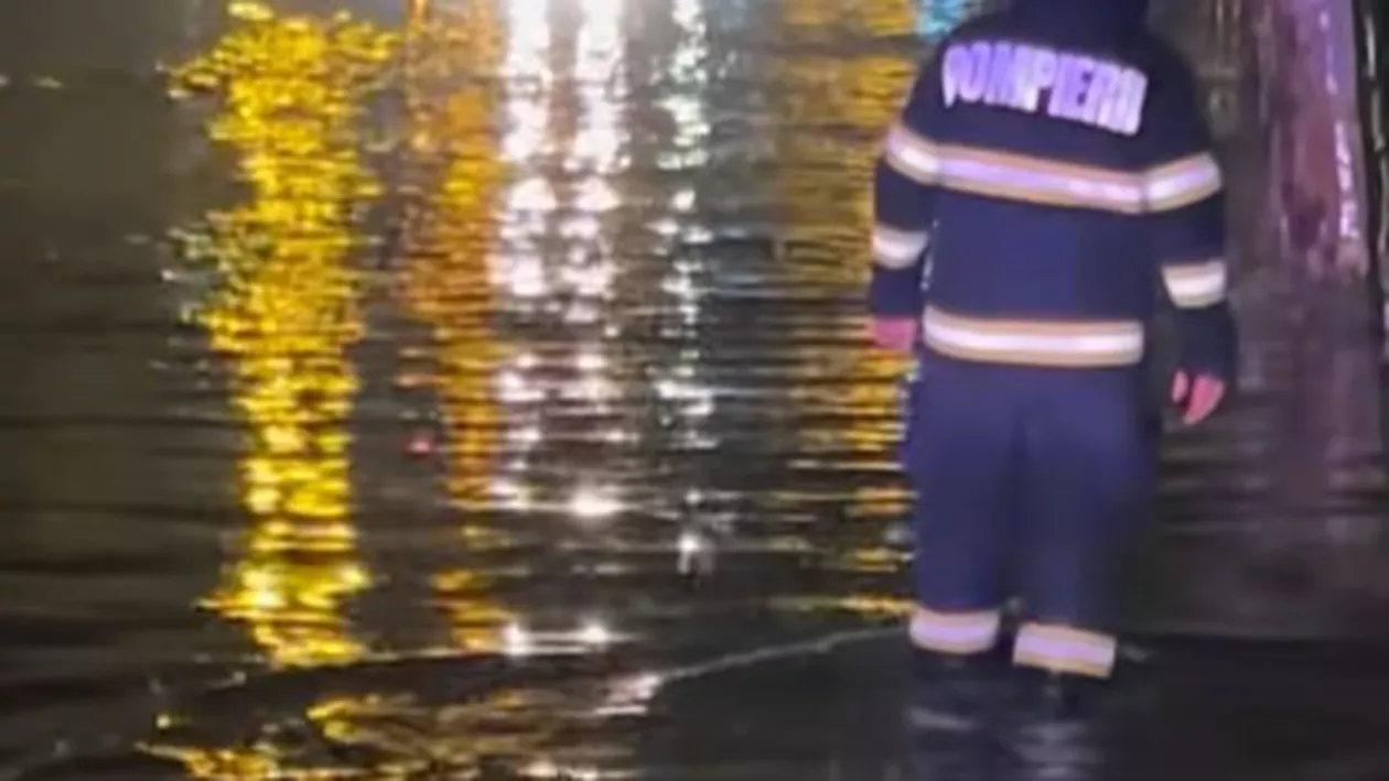 Ciclonul care a traversat România a făcut prăpăd. Sute de intervenții ISU, mașini distruse și oameni în pericol