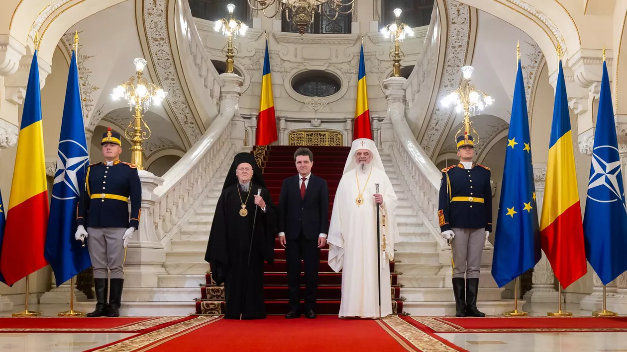 Suveraniștii au găsit conspirații și la Catedrala Neamului. Acuzații pentru Patriarhul Daniel