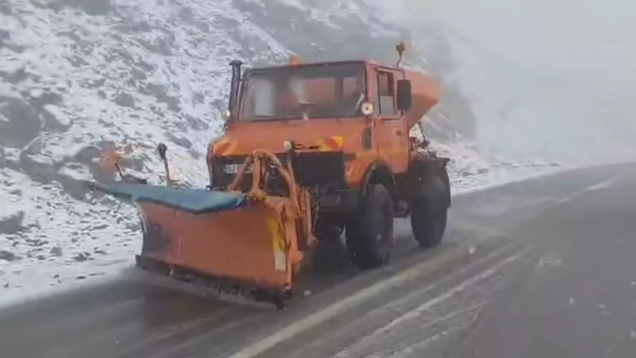 Locul în care ninge abundent, în aceste momente, în România. Drumarii au intervenit cu utilajele (VIDEO)