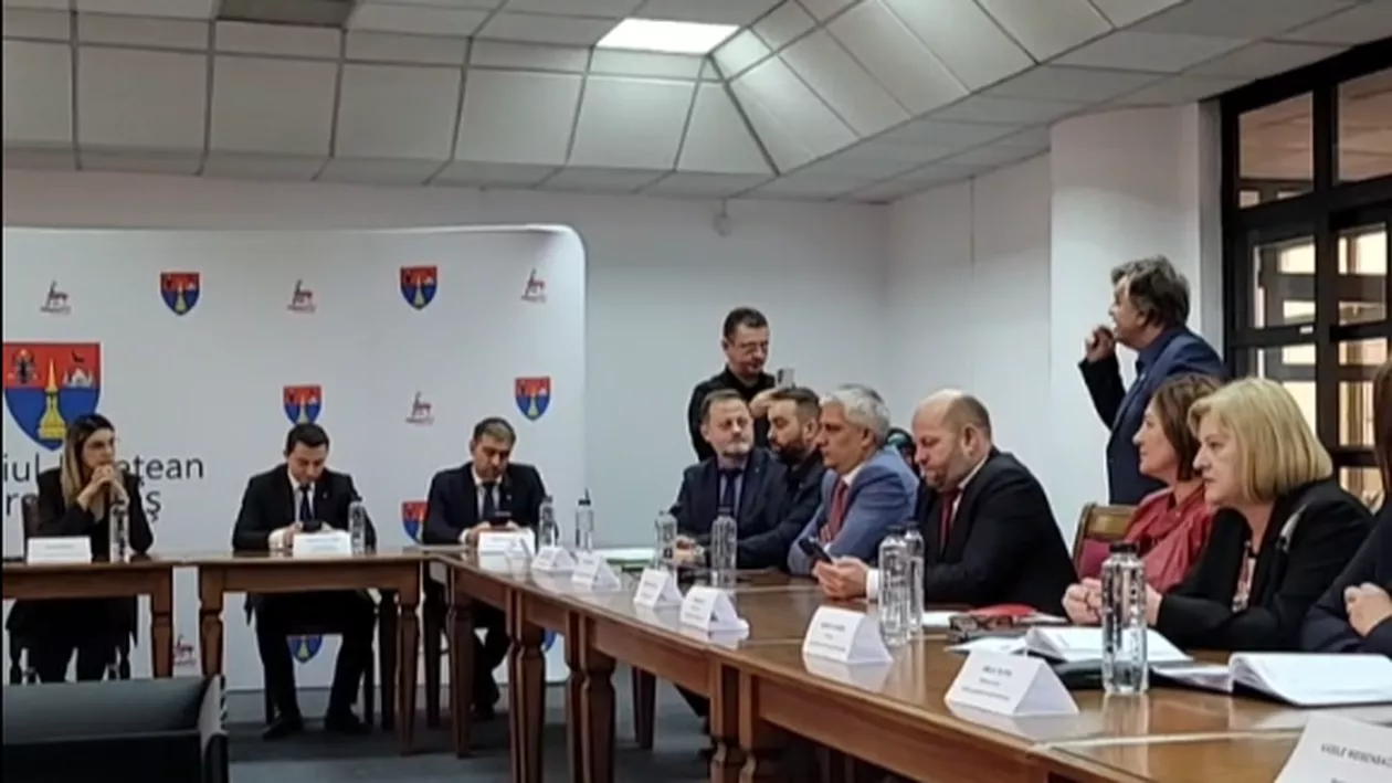 Diana Buzoianu, amenințată la Baia Mare de un bărbat revoltat: Nu ieșiți de aici!. A intervenit rapid jandarmeria. Ce s-a întâmplat cu ministrul Mediului (VIDEO)