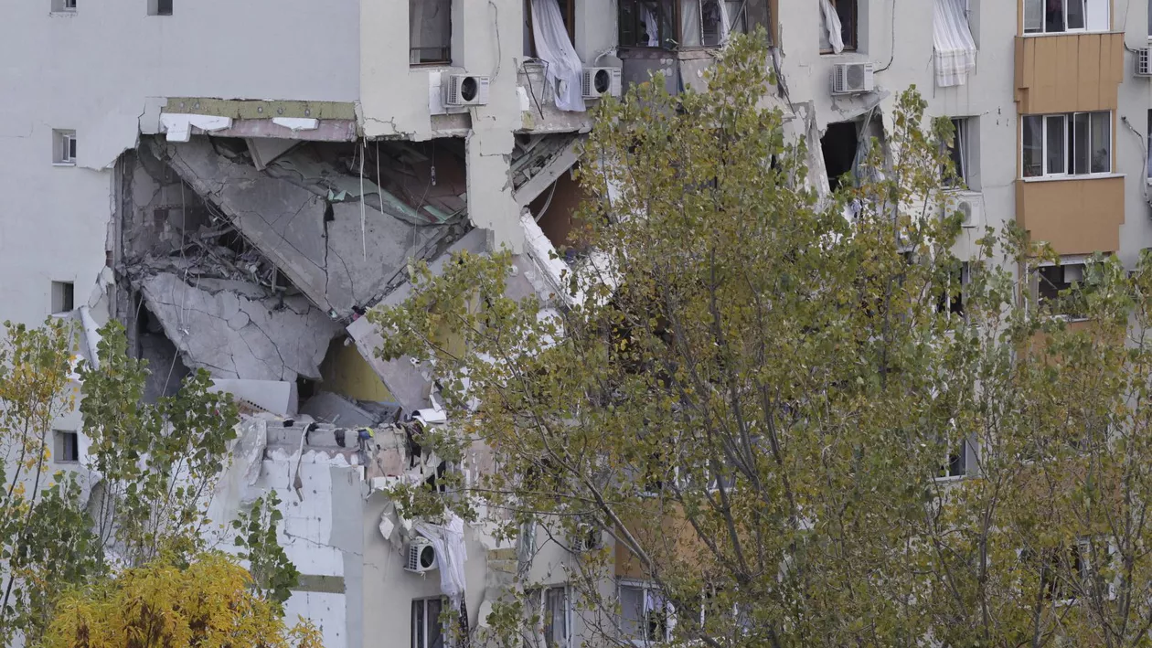 Risc de prăbușire totală în Rahova: Ce au găsit inspectorii în interiorul blocului în care a avut loc explozia devastatoare (GALERIE FOTO)